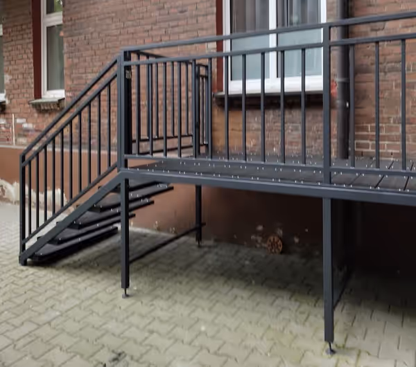 Balkon dostawiany z balustradą i schodami — ujęcie 2