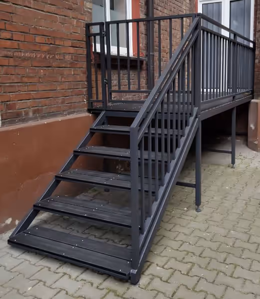 Balkon dostawiany z balustradą i schodami — ujęcie 1