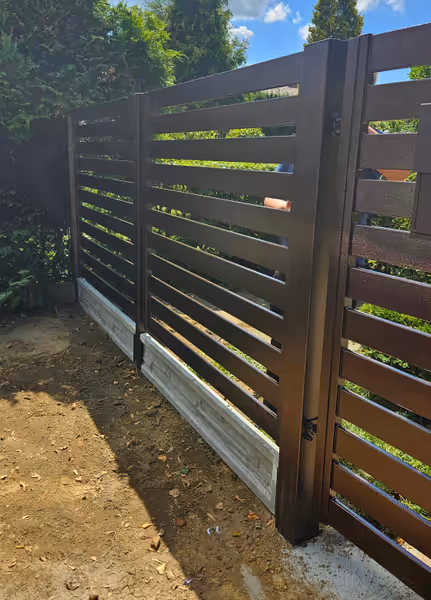 Ogrodzenie z bramą skrzydłową i furtką — palisada pozioma — ujęcie 2