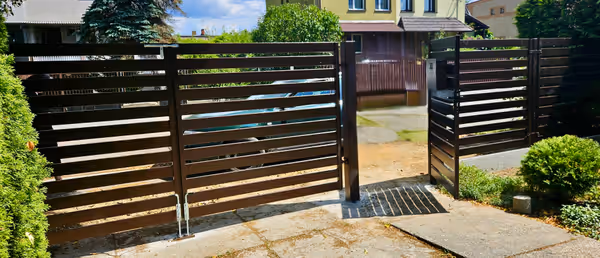 Ogrodzenie z bramą skrzydłową i furtką — palisada pozioma — ujęcie 3