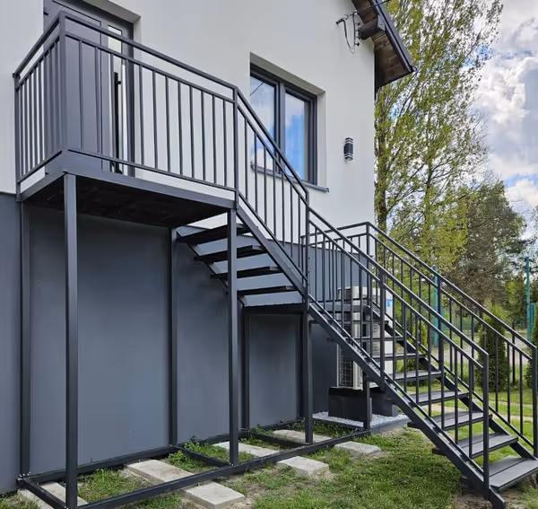 Zewnętrzne schody z deską kompozytową — ujęcie 2