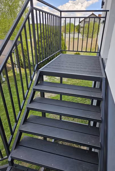 Zewnętrzne schody z deską kompozytową — ujęcie 3