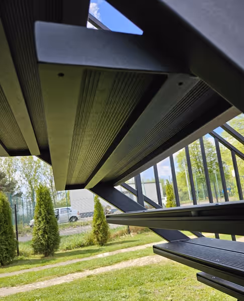 Zewnętrzne schody z deską kompozytową — ujęcie 6