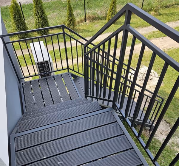 Zewnętrzne schody z deską kompozytową — ujęcie 5