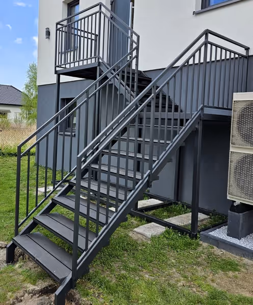 Zewnętrzne schody z deską kompozytową — ujęcie 1