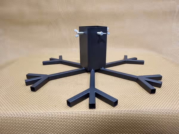 Stalowe stojaki pod choinkę — ujęcie 1