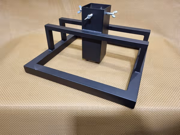 Stalowe stojaki pod choinkę — ujęcie 4