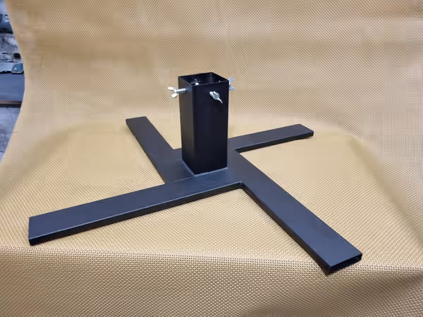 Stalowe stojaki pod choinkę — ujęcie 3