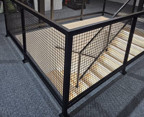 Zabudowa klatki schodowej z siatką — ujęcie 2