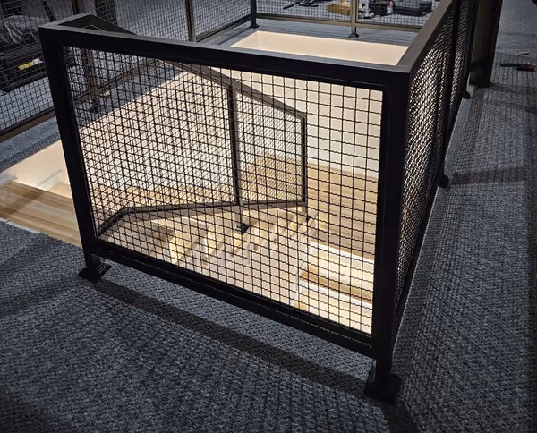 Zabudowa klatki schodowej z siatką — ujęcie 4