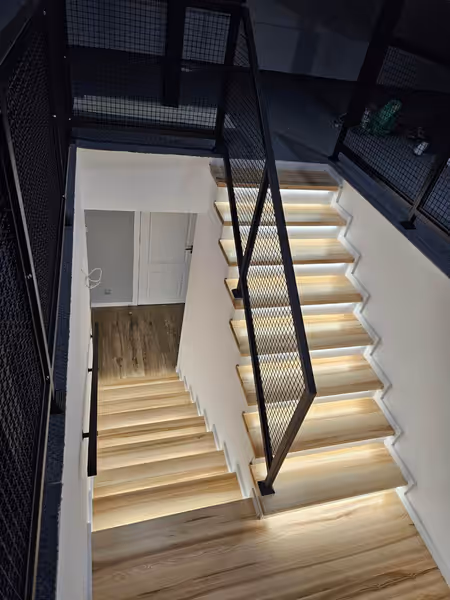 Zabudowa klatki schodowej z siatką — ujęcie 1