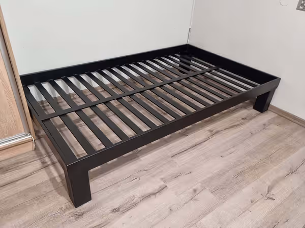 Łóżko stalowe — minimalistyczna rama ze stelażem — ujęcie 1