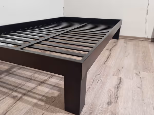 Łóżko stalowe — minimalistyczna rama ze stelażem — ujęcie 3