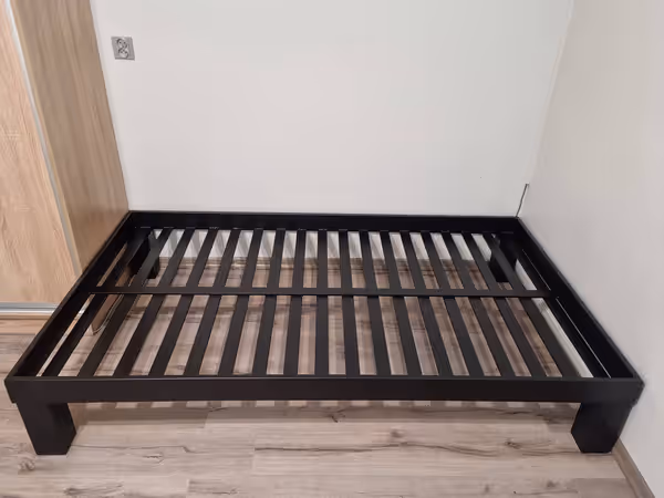 Łóżko stalowe — minimalistyczna rama ze stelażem — ujęcie 2