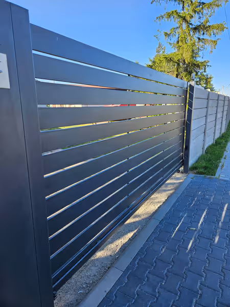Brama przesuwna i furtka w poziome lamele — ujęcie 1