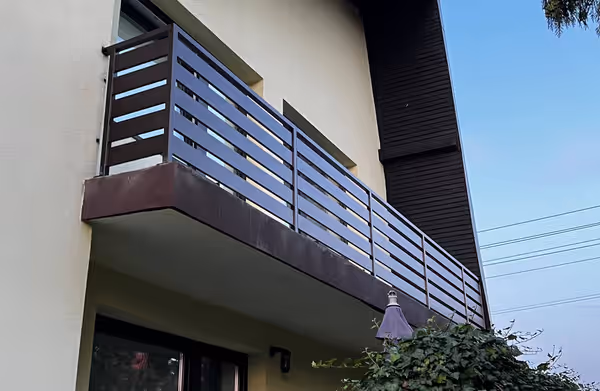 Balustrada balkonowa — palisada pozioma — ujęcie 1