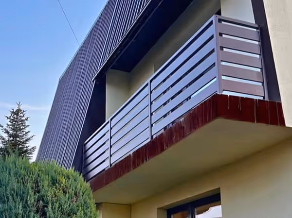 Balustrada balkonowa — palisada pozioma — ujęcie 3