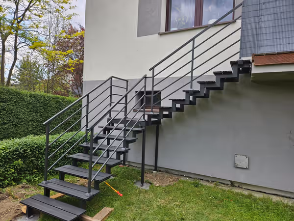 Schody na balkon z deską kompozytową — ujęcie 2