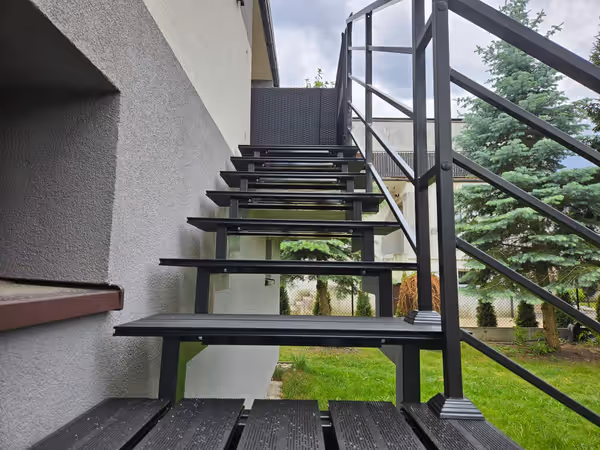 Schody na balkon z deską kompozytową — ujęcie 4