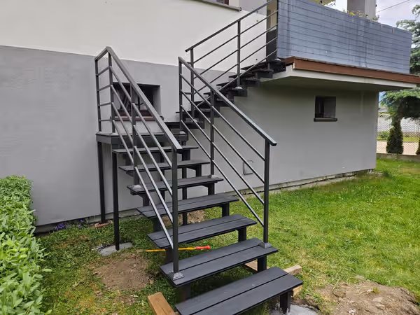 Schody na balkon z deską kompozytową — ujęcie 1