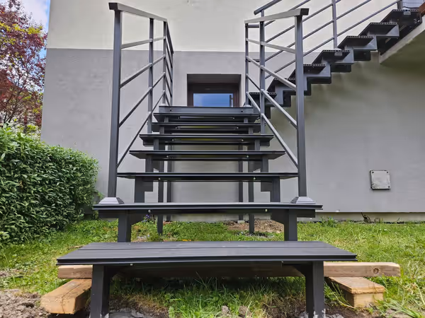 Schody na balkon z deską kompozytową — ujęcie 3