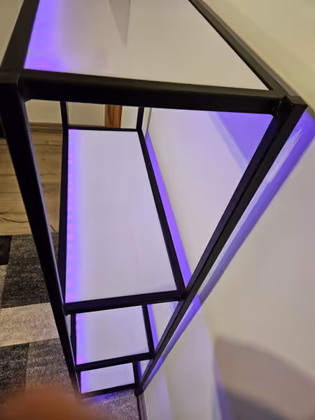 Regał z podświetleniem LED — ujęcie 3