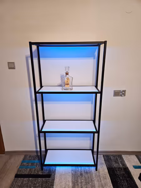 Regał z podświetleniem LED — ujęcie 1