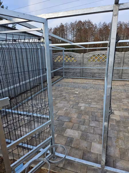 Kojec z paneli 3D — ujęcie 2