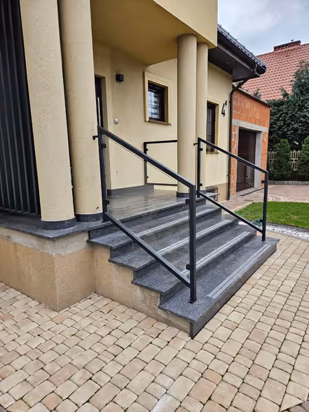 Balustrada szklana przy schodach wejściowych — ujęcie 1