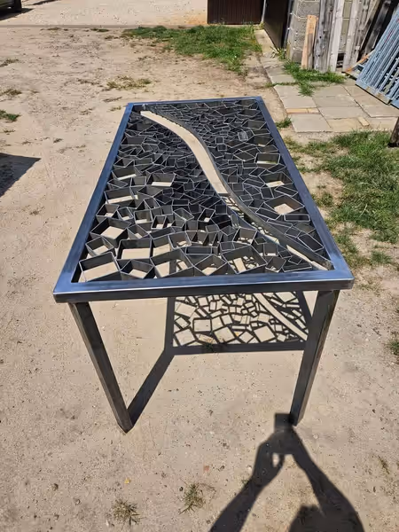 Stół stalowy z ażurowym blatem — ujęcie 1