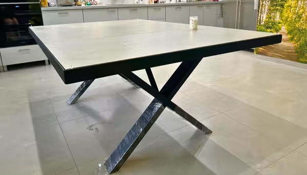 Stół loftowy z nogami X — ujęcie 2