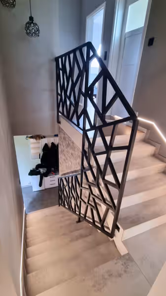 Balustrada schodowa — wzór geometryczny — ujęcie 1