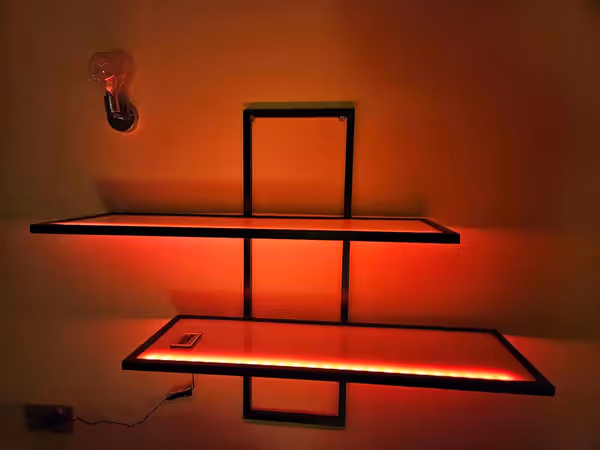 Półki ścienne z podświetleniem LED — ujęcie 1