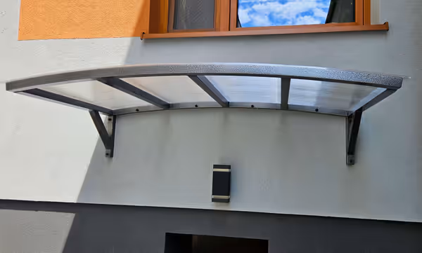 Zadaszenie wejściowe łukowe — poliwęglan — ujęcie 2